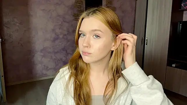 DoraDolce stripchat live cam model