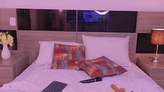 AlanaRinaldi stripchat live cam model