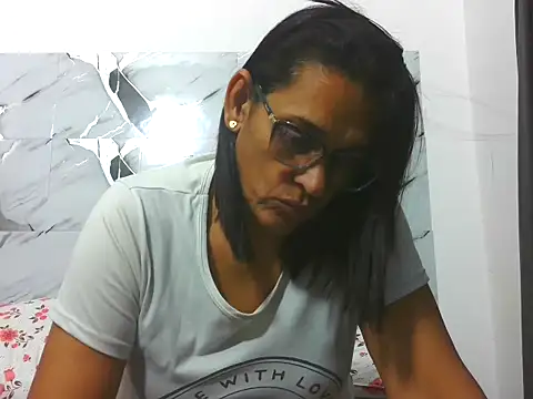 latinbrunettet stripchat live cam model