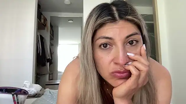 LunaBeya stripchat live cam model