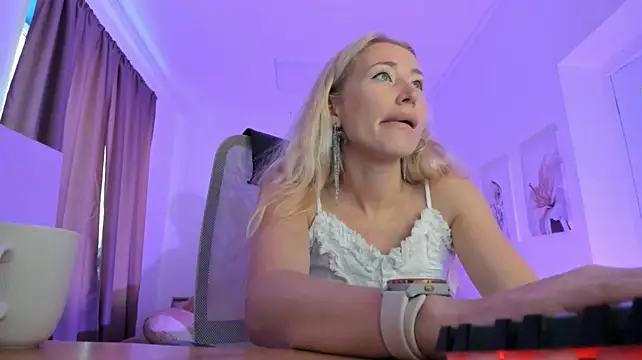 AstraMonroe stripchat live cam model