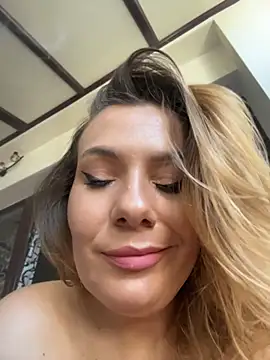 KrisKkiki stripchat live cam model