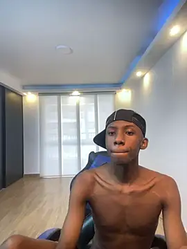 milo018 stripchat live cam model