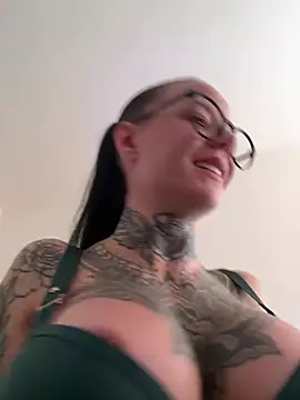 SkinnyLilly stripchat live cam model