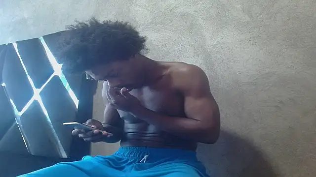 Larry-n-clouds stripchat live cam model