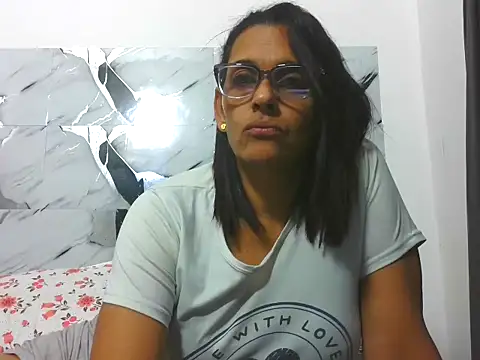 latinbrunettet stripchat live cam model