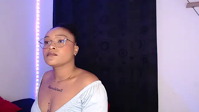 latin_riahnna_jp stripchat live cam model