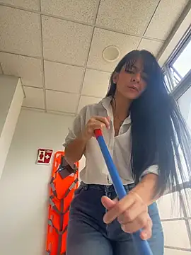 LuxeBrunetteXXX stripchat live cam model