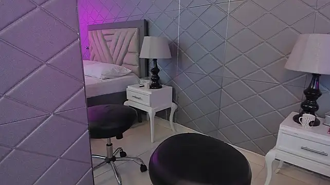 YlecyLeon stripchat live cam model