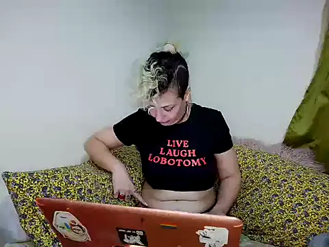 MariLouM stripchat live cam model