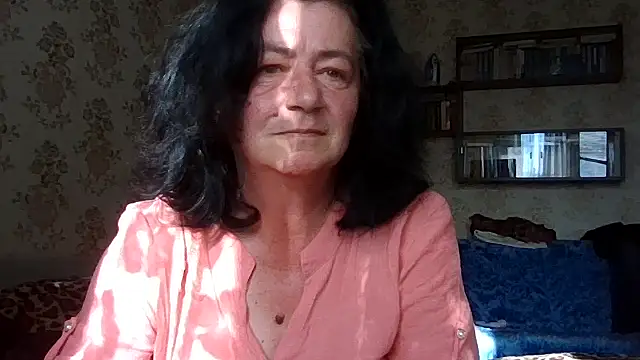 GypsiQueen2 stripchat live cam model