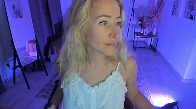 AstraMonroe stripchat live cam model