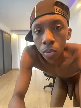 milo018 stripchat live cam model