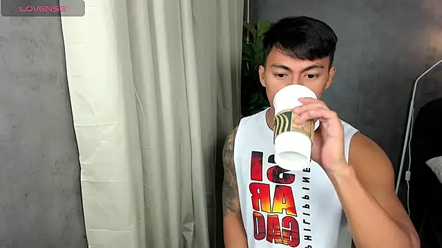 PinooyMilker stripchat live cam model