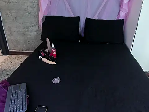 Karly33 stripchat live cam model