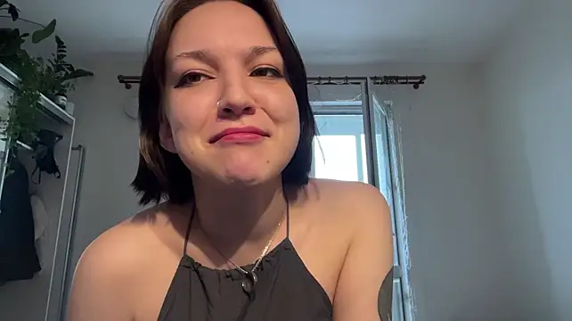 LaineYonker stripchat live cam model