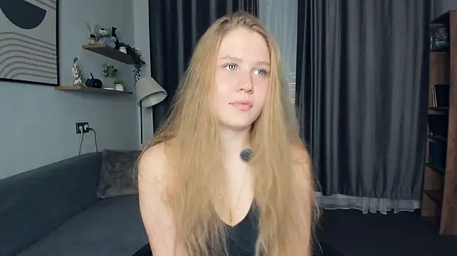 SaritaTines stripchat live cam model