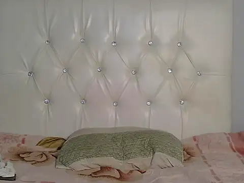 CreamyCaramelGrip stripchat live cam model