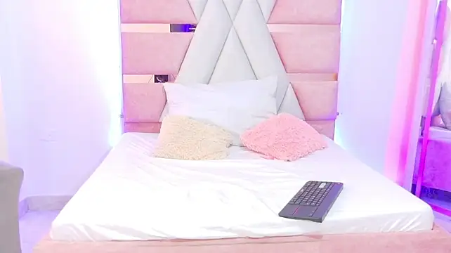 MaddyScarlett stripchat live cam model