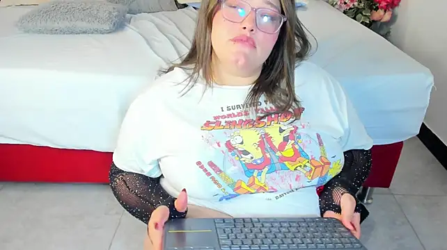 LunaCurby stripchat live cam model