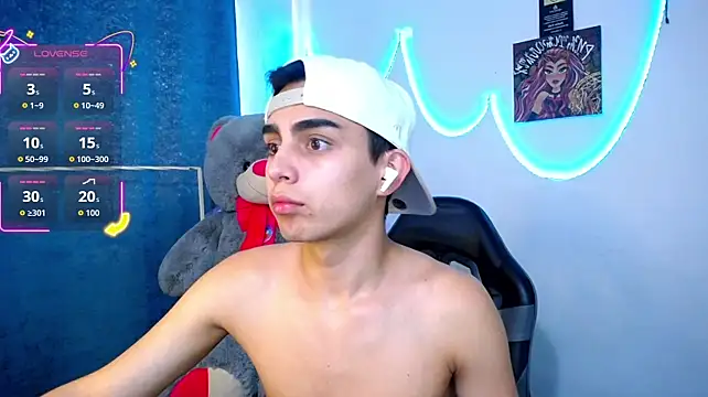 OwenBluee stripchat live cam model