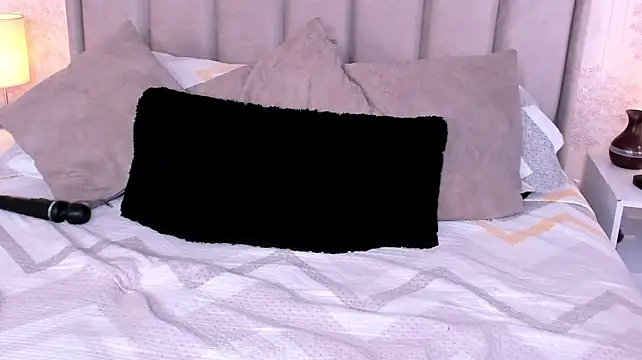 ShaynaHosk stripchat live cam model