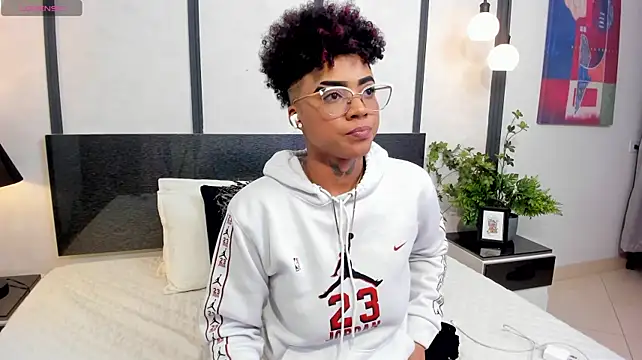 LuciaWallace stripchat live cam model