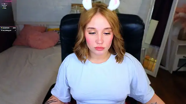 AliceTrenton stripchat live cam model