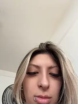 leonienoire stripchat live cam model