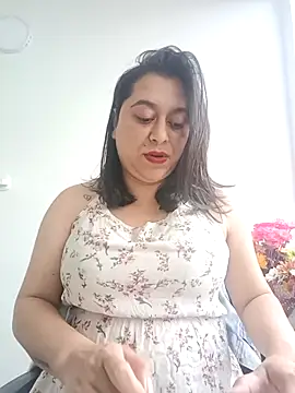 Queen_Yess stripchat live cam model