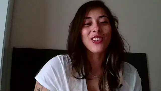 WhoisDanniela stripchat live cam model