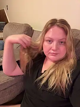 PhatAssBlond stripchat live cam model