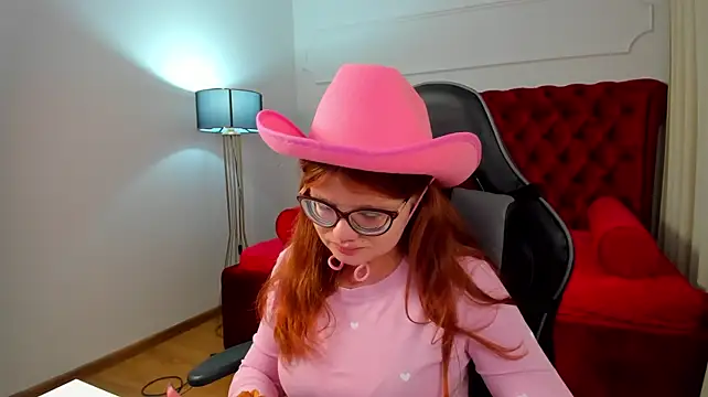 ChloeHalses stripchat live cam model