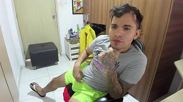 Mrbigcockdanicol10 stripchat live cam model