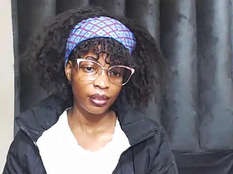TinyTroubleXXXXX stripchat live cam model