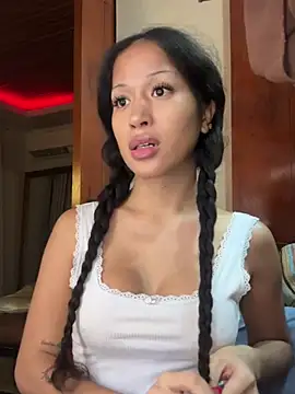 luvvee stripchat live cam model