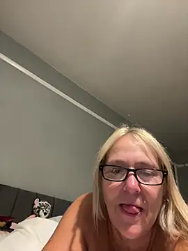 Blondnboujee53 stripchat live cam model