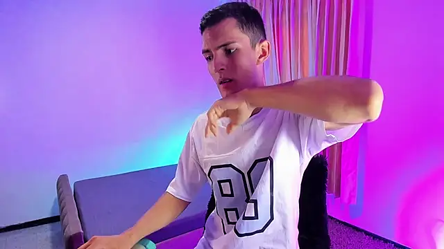 Matiius18 stripchat live cam model