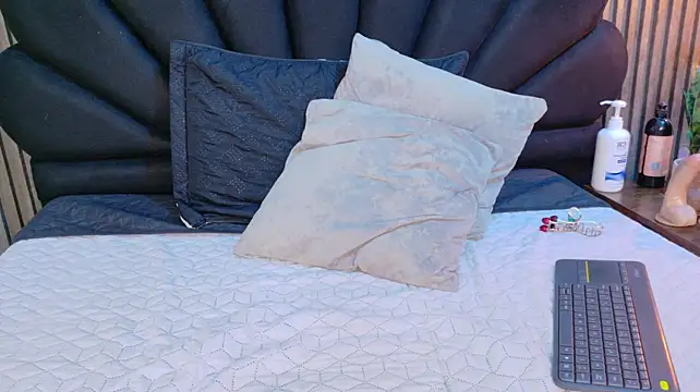 vicky_lopez stripchat live cam model