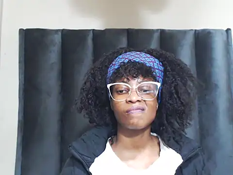 TinyTroubleXXXXX stripchat live cam model