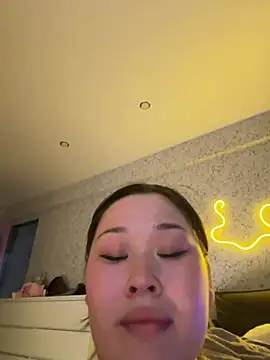 MinamiOnizuka stripchat live cam model