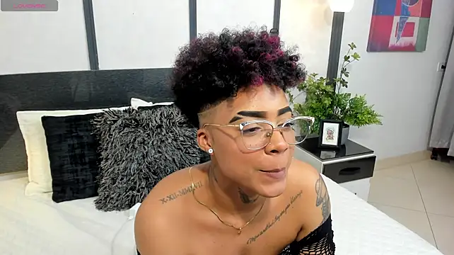 LuciaWallace stripchat live cam model