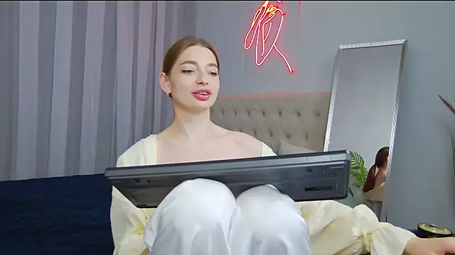 NicolSkye stripchat live cam model