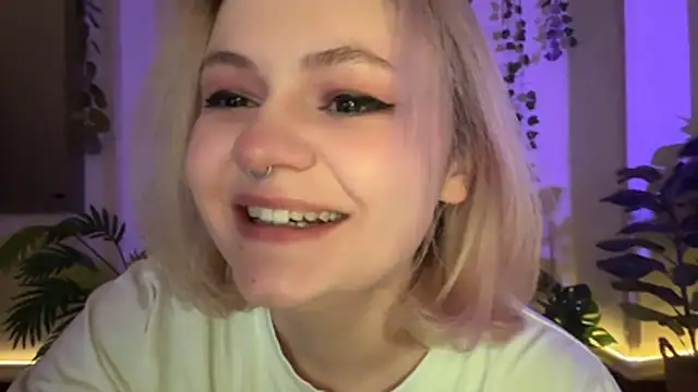 MoonIvy_ stripchat live cam model