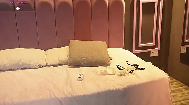 SeleneMous stripchat live cam model