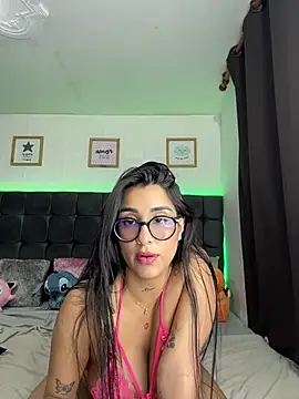 lovely_violet13 stripchat live cam model