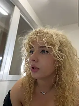 CurlyDaisy stripchat live cam model