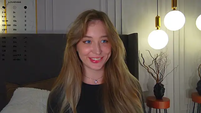 LoraineLuff stripchat live cam model