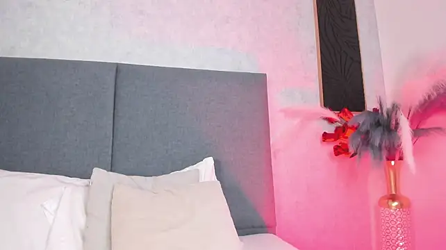 RavenMonrroe stripchat live cam model