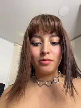 lara_reynolds stripchat live cam model